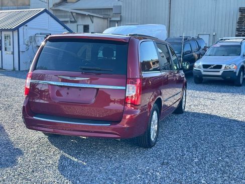 Used 2013 Chrysler Town & Country Touring FWD image 5