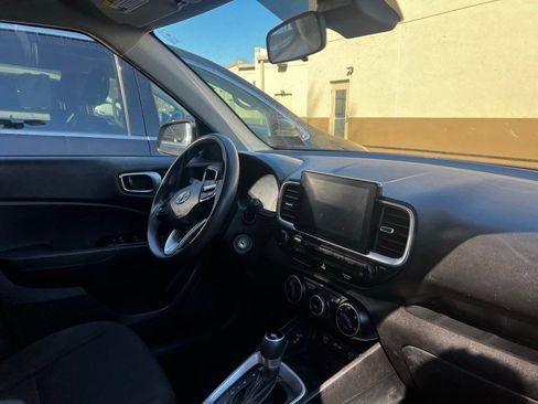 Used 2023 Hyundai Venue SE image 7