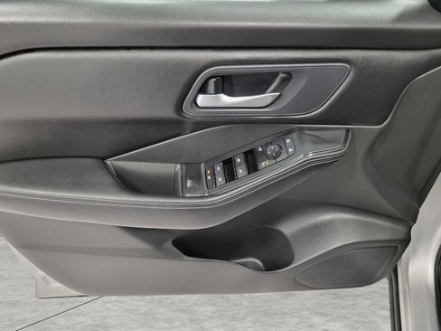 Used 2025 Nissan Rogue SV image 26