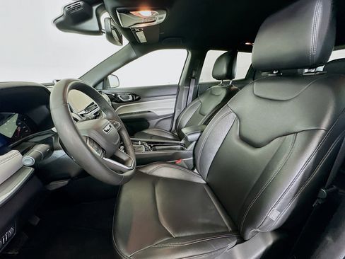 Used 2025 Jeep Compass Limited image 13