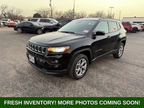 Used 2025 Jeep Compass Latitude image 3