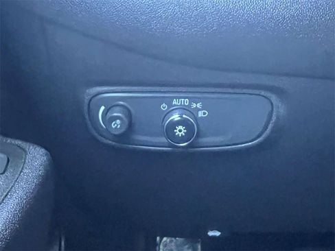 Used 2021 Chevrolet Equinox LS image 26