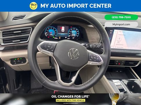 Used 2025 Volkswagen Atlas SEL AWD/4WD image 7