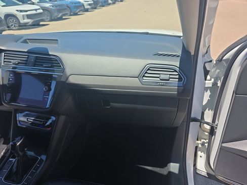 Used 2022 Volkswagen Tiguan SE w/ Panoramic Sunroof Package FWD image 20