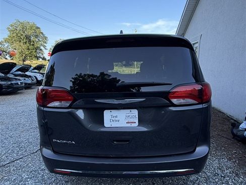 Used 2017 Chrysler Pacifica Touring-L w/ Tire & Wheel Group FWD image 3