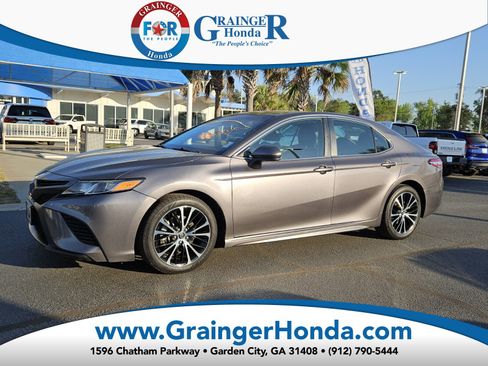 Used 2019 Toyota Camry SE image 1
