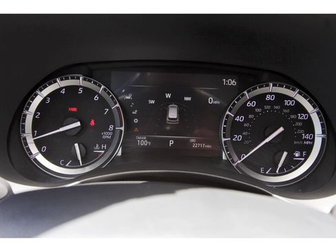 Used 2022 Toyota Highlander XLE FWD image 17