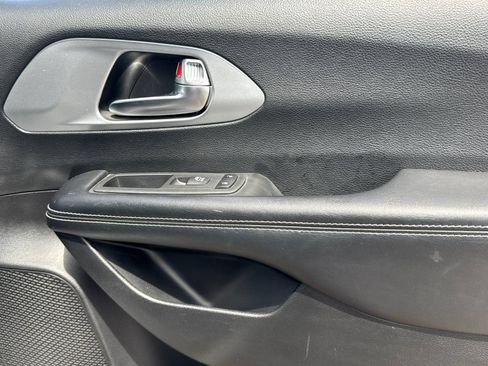 Used 2021 Chrysler Pacifica Touring w/ S Appearance Package FWD image 24