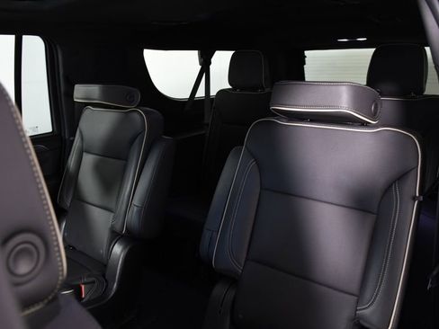 Used 2023 GMC Yukon XL SLT w/ SLT Premium Package image 27
