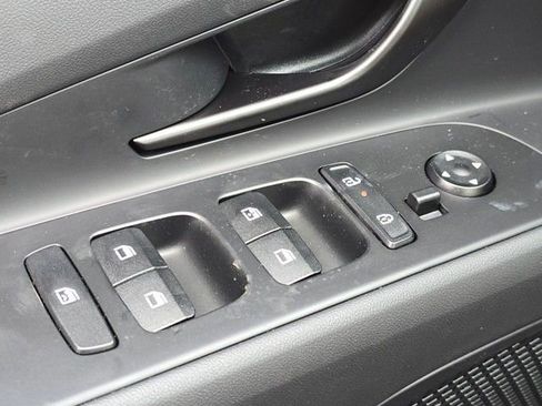 Used 2025 Hyundai Elantra SEL image 24