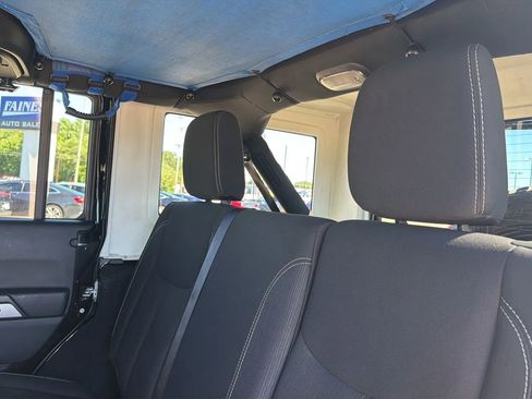 Used 2016 Jeep Wrangler Unlimited Sahara w/ Connectivity Group AWD/4WD image 38