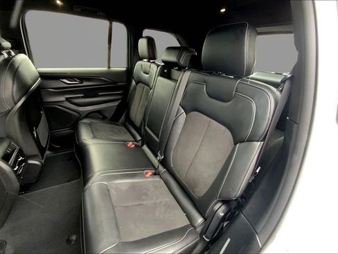 Used 2023 Jeep Grand Cherokee Altitude image 16