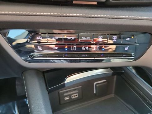 Certified 2021 Buick Envision Essence w/ Technology Package I FWD image 19