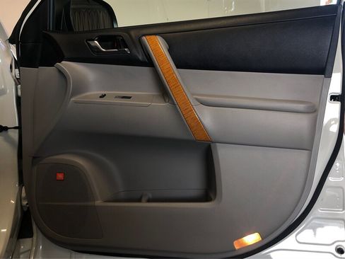 Used 2010 Toyota Highlander Limited image 19