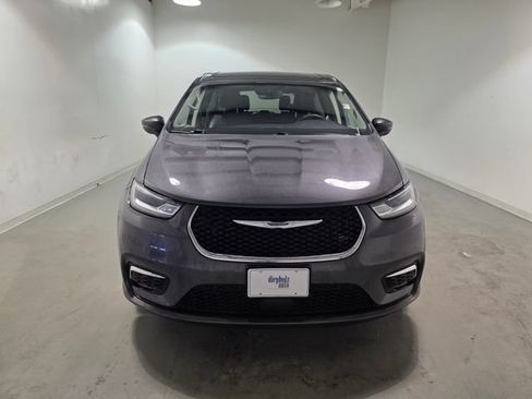 Used 2023 Chrysler Pacifica Touring-L FWD image 2