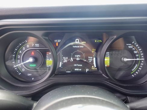 Used 2025 Jeep Wrangler Unlimited Sahara AWD/4WD image 16