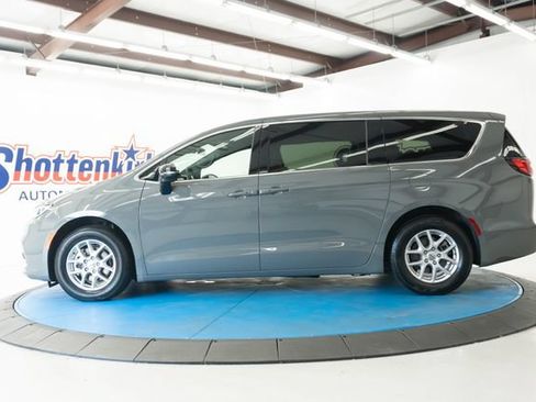 Used 2025 Chrysler Pacifica Select FWD image 26