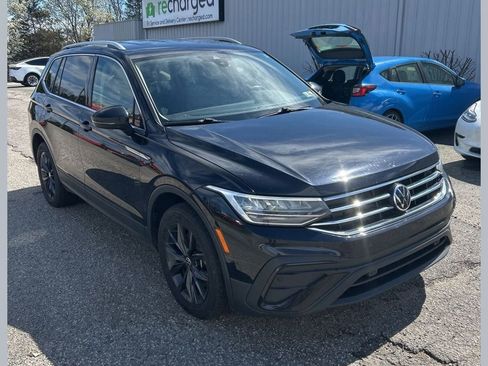 Used 2022 Volkswagen Tiguan SE image 1