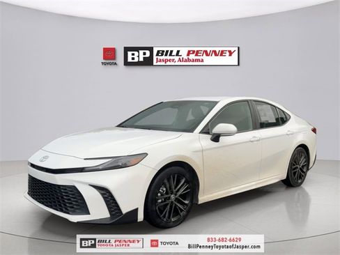 Used 2025 Toyota Camry SE image 1