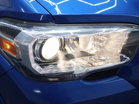 Used 2017 Toyota Tacoma TRD Sport image 24