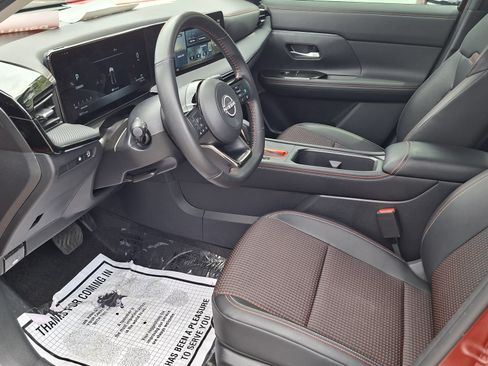 Used 2025 Nissan Kicks SR FWD image 9