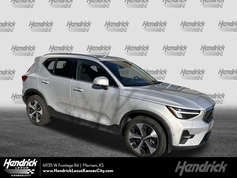 Used 2025 Volvo XC40 B5 Plus image 1