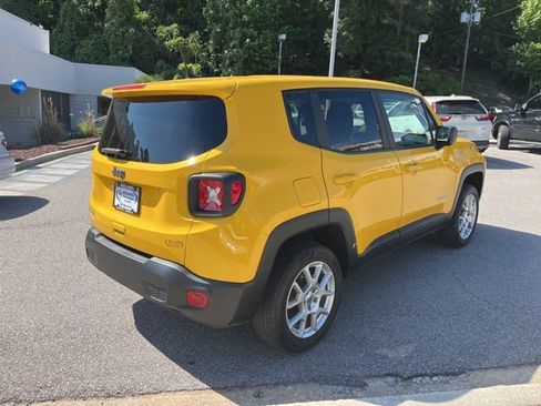 Used 2023 Jeep Renegade Latitude AWD/4WD image 3