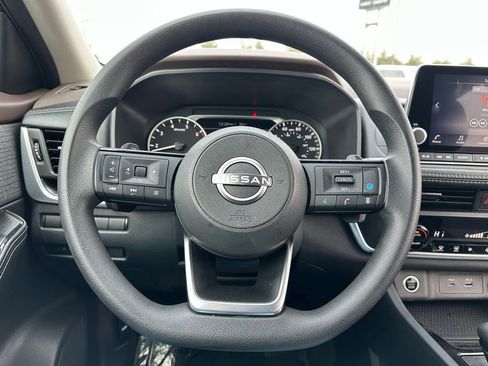 Used 2023 Nissan Rogue SV image 25