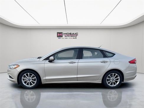 Used 2017 Ford Fusion SE w/ Fusion SE Technology Package image 4