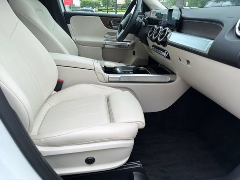 Used 2022 Mercedes-Benz GLB 250 w/ Premium Package image 39