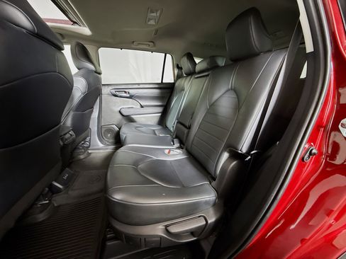Certified 2023 Toyota Highlander XLE image 22