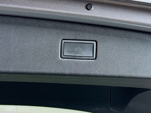 Used 2024 Volkswagen Tiguan SE image 29