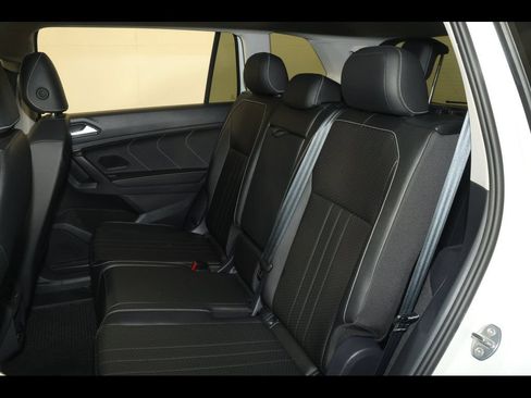 Used 2023 Volkswagen Tiguan SE w/ Panoramic Sunroof Package FWD image 29
