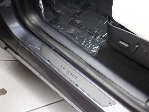 Used 2020 Tesla Model Y Long Range image 48