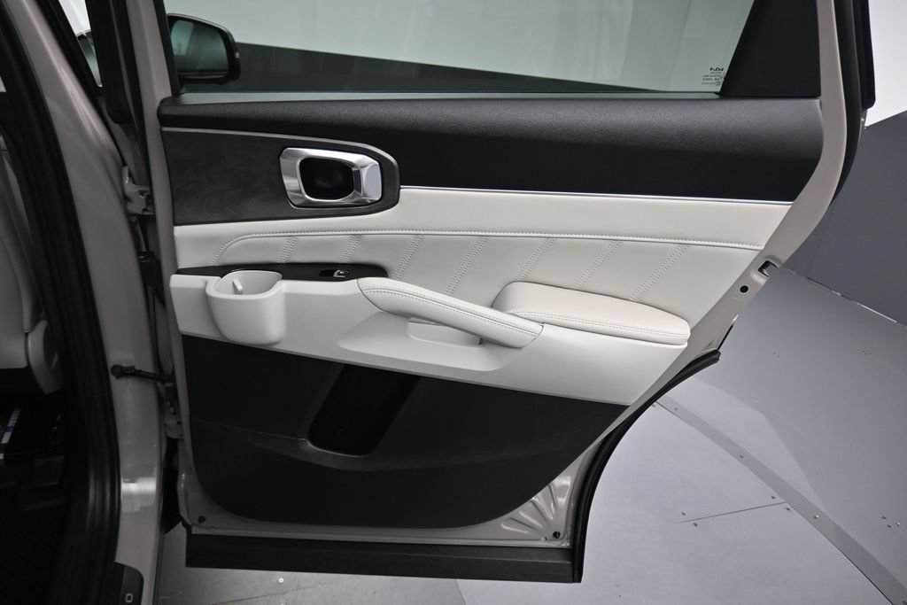 Used 2025 Kia Sorento SX AWD/4WD image 48
