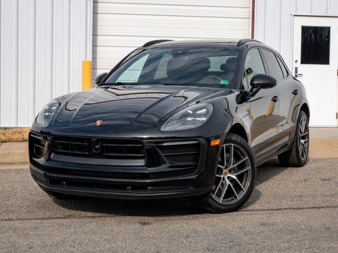 Certified 2025 Porsche Macan AWD/4WD image 1