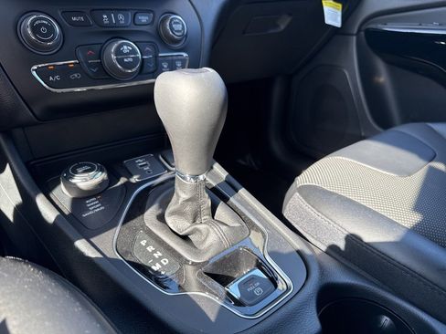 New 2023 Jeep Cherokee Altitude Lux image 17