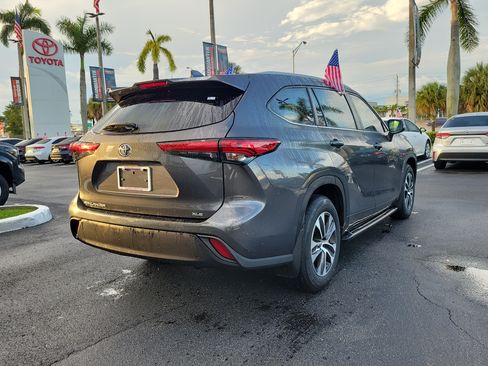 Used 2023 Toyota Highlander XLE FWD image 11