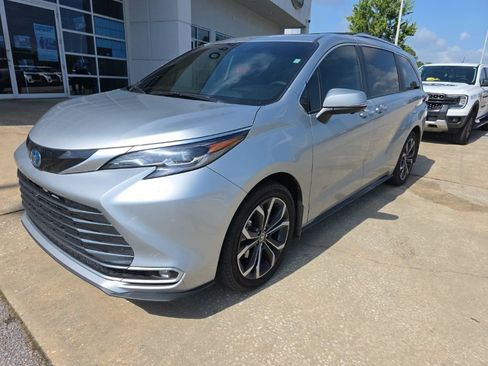 Used 2025 Toyota Sienna Platinum FWD image 1