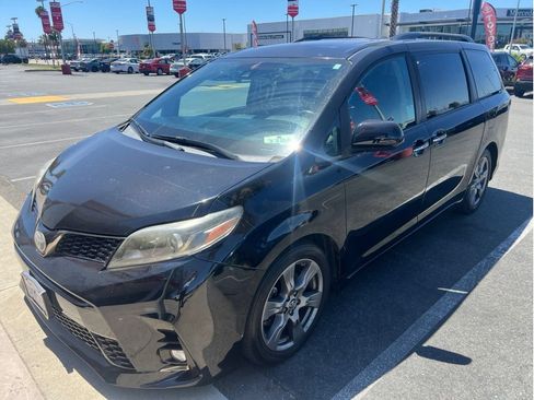 Used 2019 Toyota Sienna SE Premium FWD image 2