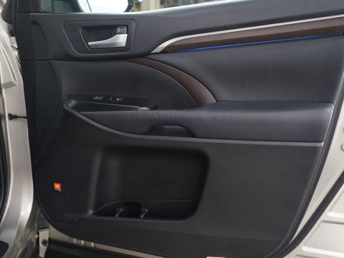 Used 2014 Toyota Highlander Limited image 9