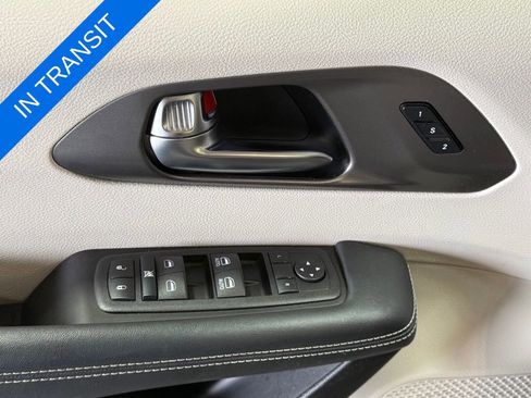 Used 2023 Chrysler Pacifica Touring-L AWD/4WD image 32