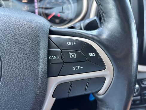Used 2014 Jeep Cherokee Latitude w/ Cold Weather Group AWD/4WD image 29