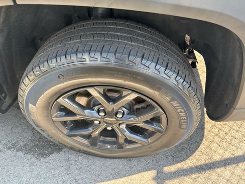 Used 2025 Jeep Grand Cherokee L Laredo RWD image 5