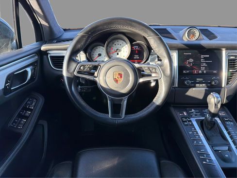 Used 2017 Porsche Macan Turbo AWD/4WD image 37