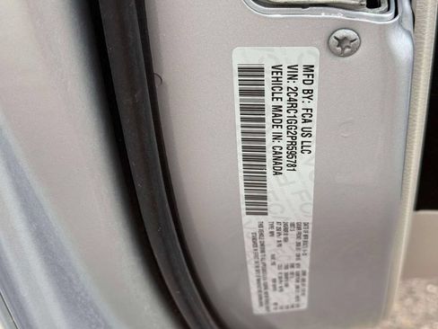 Used 2023 Chrysler Pacifica Limited FWD image 18