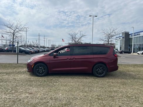 Used 2019 Chrysler Pacifica Limited w/ S Appearance Package image 2