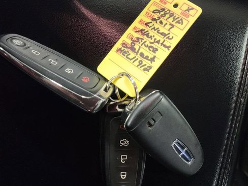 Used 2017 Lincoln Navigator Select image 35