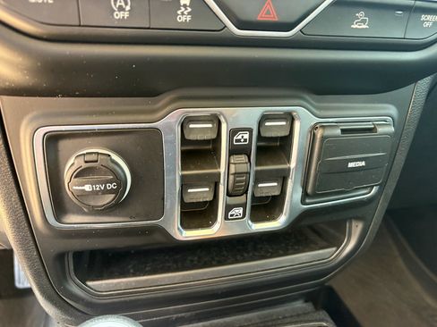 Used 2023 Jeep Gladiator Sport AWD/4WD image 19