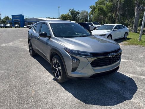Used 2025 Chevrolet Trax RS FWD image 2
